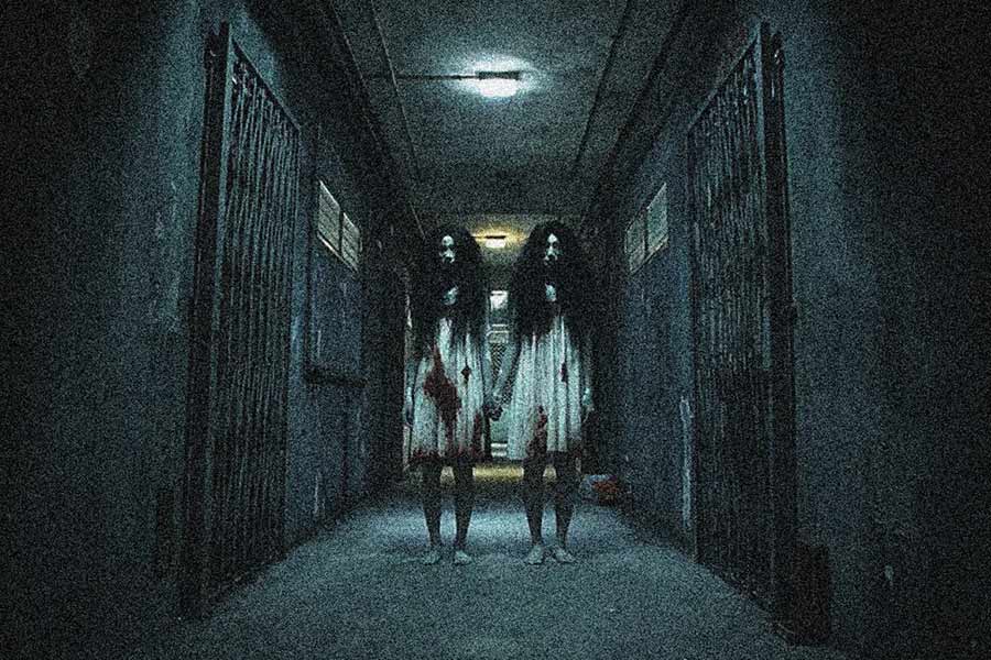 হিন্দি ফিল্ম ইন্ডাস্ট্রিতে ভূতুড়ে ছবি মানেই সবার আগে মনে পড়ে পরিচালক রামগোপাল বর্মার নাম। কিন্তু সত্তরের দশকে বলিপাড়াকে একাধিক হরর ঘরানার ছবি উপহার দিয়েছেন রামসে ব্রাদার্স। ভয়াবহ পরিবেশের সঙ্গে টানটান উত্তেজনা তৈরি করতে সিদ্ধহস্ত ছিলেন তাঁরা।