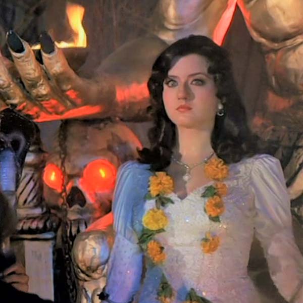 বলিপাড়ার একাংশের মতে, ‘বীরানা’ ছবিতে অভিনয়ের পর অন্ধকারজগৎ থেকে হুমকি আসত জ্যাসমিনের কাছে। অনেকে তাঁকে কুপ্রস্তাব দিতেন বলেও শোনা যায়। এ সব থেকে নিজেকে সরিয়ে ফেলতে মুম্বই ছেড়ে আমেরিকায় চলে যান তিনি। সেখানে গিয়ে বিয়ে করে সংসার নিয়েই ব্যস্ত হয়ে পড়েন জ্যাসমিন।