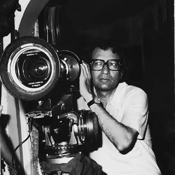 কিন্তু মায়ানগরীর জাঁকজমকপূর্ণ জীবন নিয়ে সুখী ছিলেন না বিজয়। ফিল্মজগতে নিজের পরিচিতি গড়লেও ব্যক্তিগত জীবন নিয়ে বলিপাড়ায় বহুল চর্চিত ছিলেন তিনি। অভিনয় ছেড়ে আশ্রমে যাওয়া, সেখানে গিয়ে বিয়ে-সংসার আবার বিচ্ছেদ। পরে নিজের বোনঝিকে বিয়ে করেও সমালোচনার শিকার হন বিজয়।