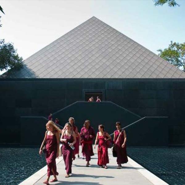 পুণের ওশোর আশ্রমে দীক্ষা নিয়েছিলেন বিজয়। প্রতি মাসে দশ দিন তিনি ওই আশ্রমে কাটাতেন। সেখান থেকে তিনি যে দর্শনচেতনা লাভ করেছিলেন, তা ভাগ করে নিতেন লভলিনের সঙ্গে। বিজয়ের দেখাদেখি লভলিনও সেই আশ্রমে দীক্ষা নেন।