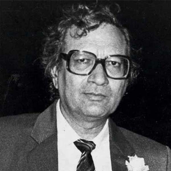 বিজয়ের সাদাসিধে জীবন দেখে আকৃষ্ট হয়ে পড়েন লভলিন। বিজয়কে বিয়ের প্রস্তাব দেন নায়িকা। পুণের আশ্রমেই চারহাত এক হয় বিজয় এবং লভলিনের। 