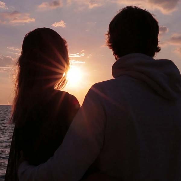 বিয়ের কিছু দিন পর থেকেই বিজয়ের সঙ্গে অশান্তি শুরু হয় লভলিনের। আশ্রমের সাধারণ জীবন আর ভাল লাগছিল না নায়িকার। ফিল্মপাড়ায় ফিরে যেতে চেয়েছিলেন তিনি। এমনকি, লভলিন তাঁর জীবনের উপর ভিত্তি করে একটি ছবি বানানোর অনুরোধও করেন বিজয়কে।