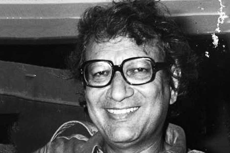 অভিনয়জগৎ থেকে দীর্ঘ সময় দূরে ছিলেন বিজয়। পরে তাঁর বোনের কন্যা সুষমার সঙ্গে বন্ধুত্ব হয়। সুষমা খুব সহজ-সরল ভাবে জীবনযাপন করতেন। তা দেখে প্রেমে পড়ে যান বিজয়।