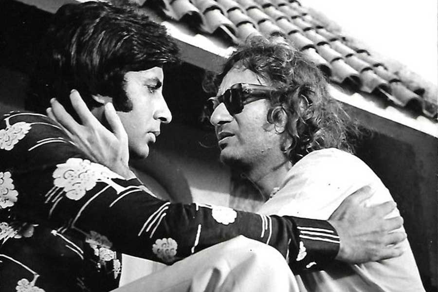 তবে, দ্বিতীয় বার বিয়ে করার পর পরিবর্তন আসে বিজয়ের জীবনে। আবার বলিউডে ফিরে আসেন তিনি। বিয়ের দু’বছর পর ‘রাম বলরাম’ নামে একটি হিন্দি ছবির পরিচালনা করেন বিজয়। এই ছবিতে অভিনয় করেন ধর্মেন্দ্র, অমিতাভ বচ্চন, জ়িনাত আমন এবং রেখা।