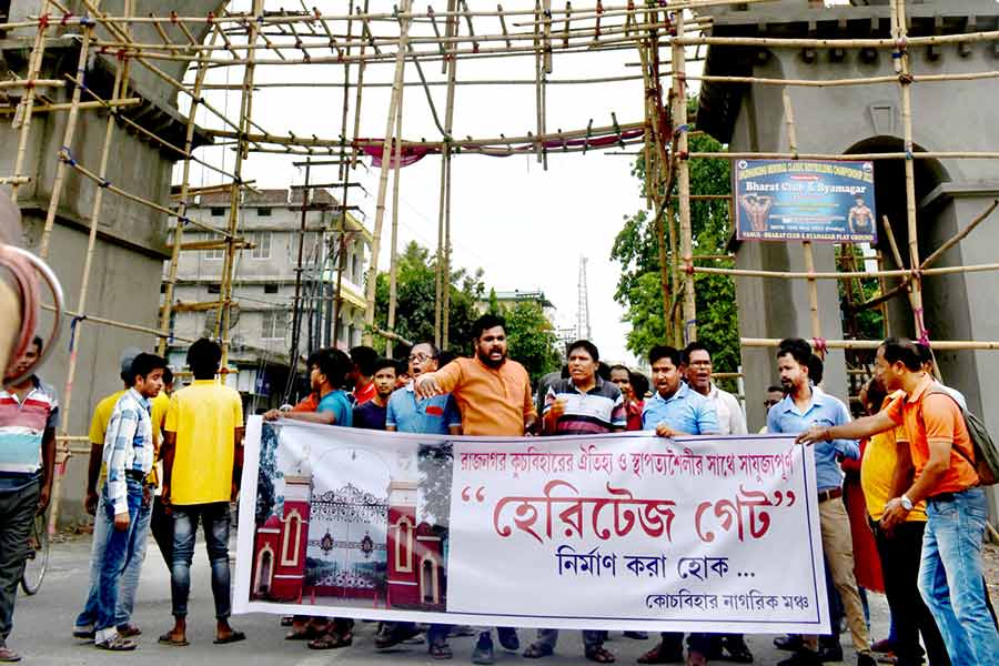 ক্ষোভ: হেরিটেজ গেট নিয়ে প্রতিবাদ। নিজস্ব চিত্র