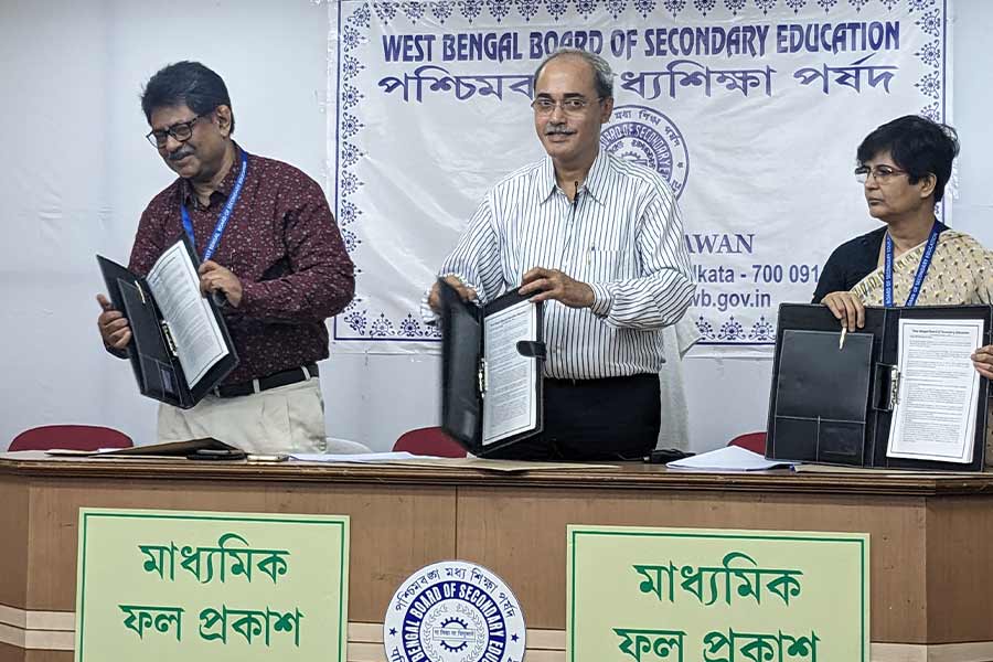 মাধ্যমিকের মেধাতালিকার শীর্ষে কাটোয়ার ছাত্রী, ৬৯৭ নম্বর পেয়ে প্রথম দেবদত্তা মাঝি