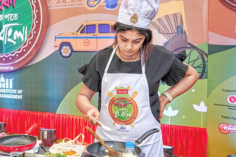 প্রতিযোগিতার মঞ্চে এ পার বাংলার রানার্স-আপ দীপান্বিতা গোস্বামী।