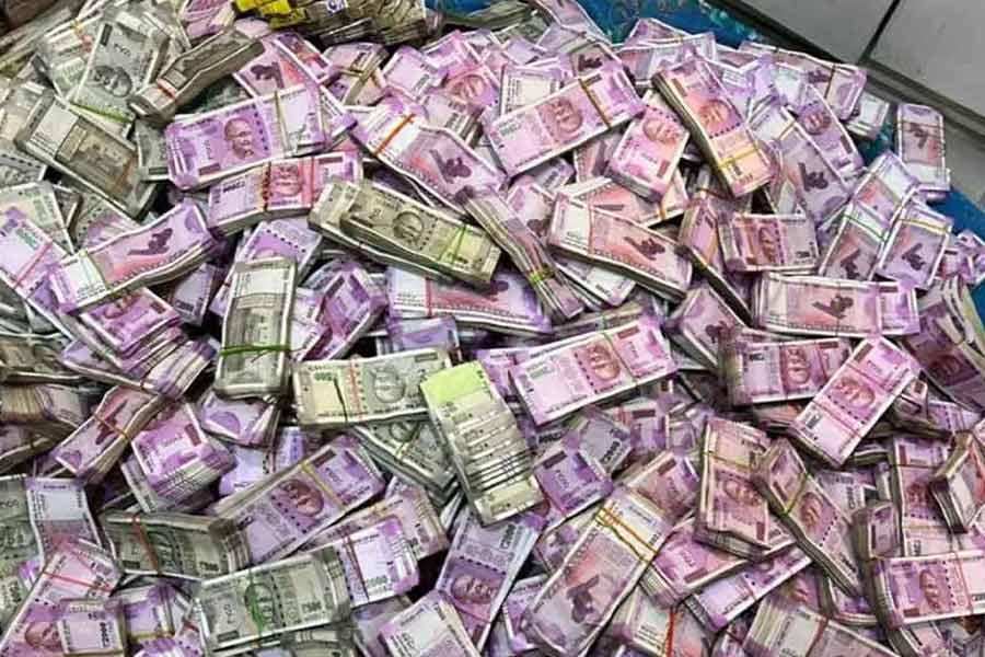 কৃষ্ণমূর্তির দাবি, এনফোর্সমেন্ট ডিরেক্টরেট (ইডি) যে জায়গাগুলিতে অভিযান চালিয়ে বেআইনি ভাবে টাকা উদ্ধার করেছে, তার মধ্যে সিংহভাগই  দু’হাজার টাকার নোট।