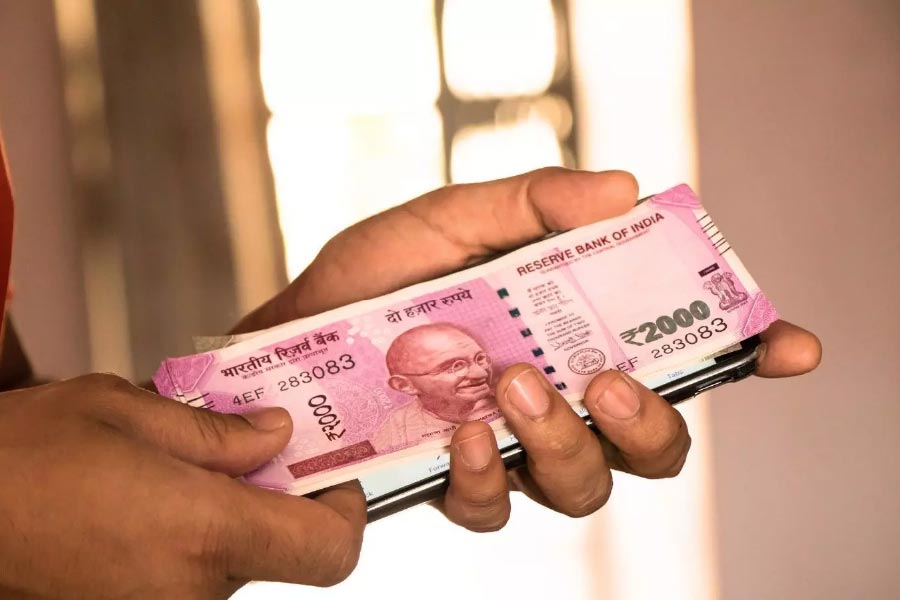 কিন্তু ২০০০ টাকার নোটের মোট অর্থমূল্যের ৮০ শতাংশ রয়েছে দেশের মাত্র ২০ শতাংশ মানুষের কাছে। কৃষ্ণমূর্তির দাবি, এই ৮০ শতাংশ অর্থমূল্যের পরিমাণ ৩ লক্ষ কোটি টাকা। এই পরিমাণ অর্থ দেশের ২০ শতাংশ জনতা বেআইনি ভাবে লেনদেন করেন, এই টাকা দিয়ে কালোবাজারি করা হয় বলে দাবি তাঁর।