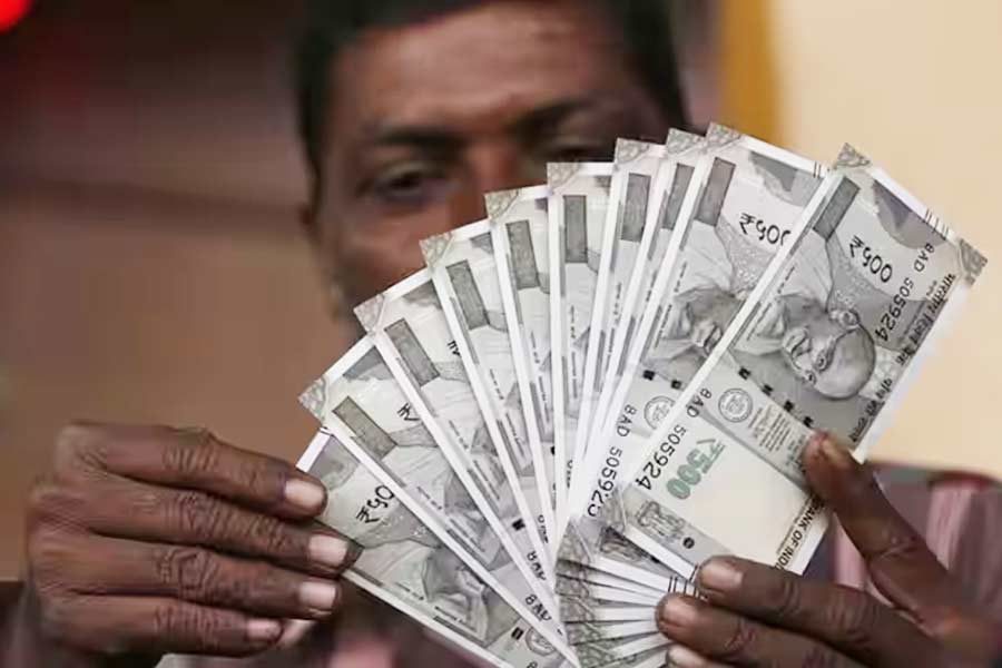 এমনকি, কোনও বড় মাপের আর্থিক লেনদেন সময় ডিজিটাল মাধ্যমের পাশাপাশি, ৫০০ টাকার নোট ব্যবহার করতে পারেন জনতা। এর ফলে গ্রাহকদের সুবিধা বই কোনও ক্ষতি হবে না।