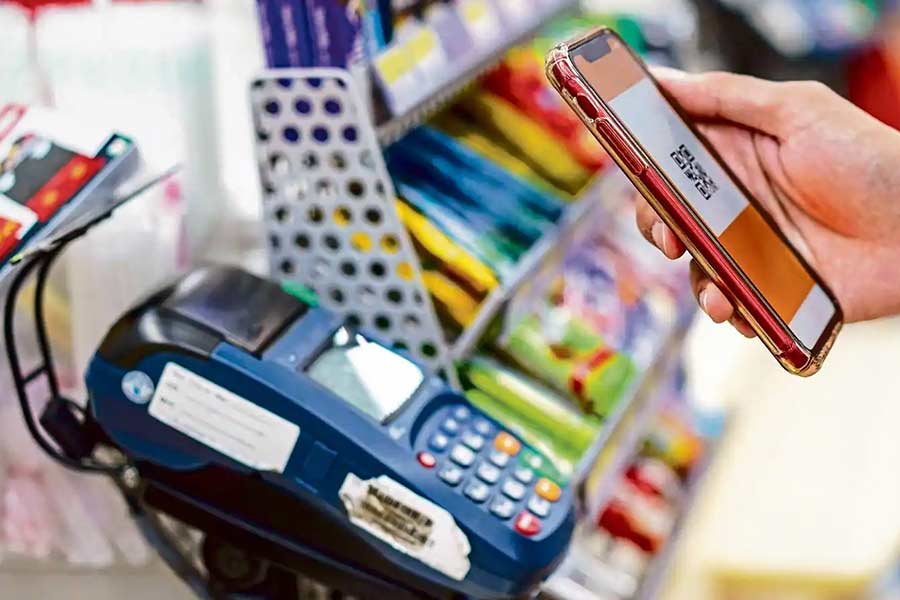 ফলে, তিন বছর পর সাধারণ মানুষ যদি ডিজিটাল মাধ্যমকেই বেছে নেন, তবে বাজারে ২০০০ টাকার নোট থাকুক বা না থাকুক, বিশেষ হেরফের লক্ষ্য করা যাবে না বলেই দাবি কৃষ্ণমূর্তির।