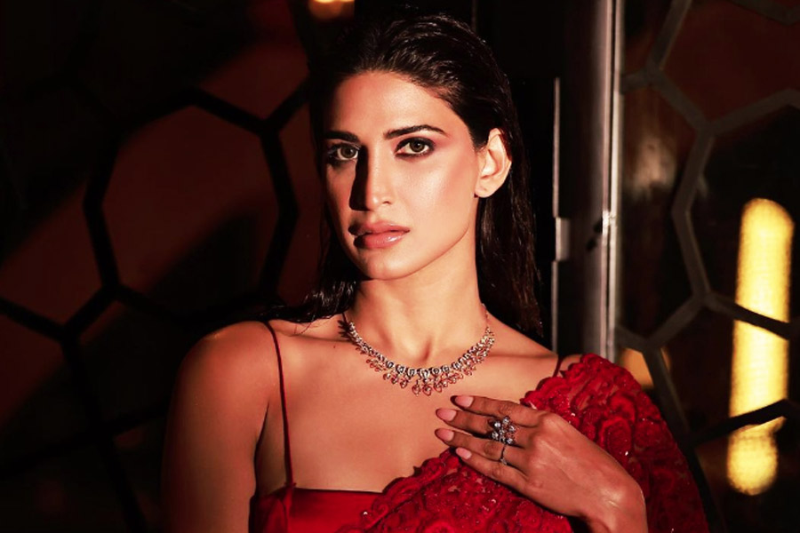 Don’t touch me, Aahana Kumra gets uncomfortable while clicking pictures with fan 