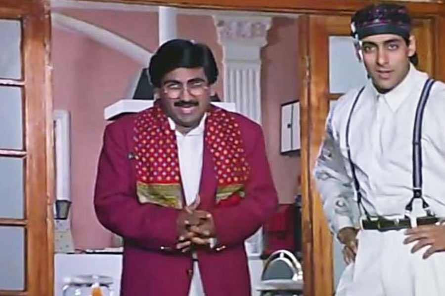 ‘ম্যায়নে প্যার কিয়া’ ছবিতে কৌতুকাভিনেতার চরিত্রে প্রথম অভিনয় দিলীপের। বড় পর্দায় পা রাখলেও তার পাশাপাশি গুজরাতি নাটকে অভিনয় করতেন দিলীপ।