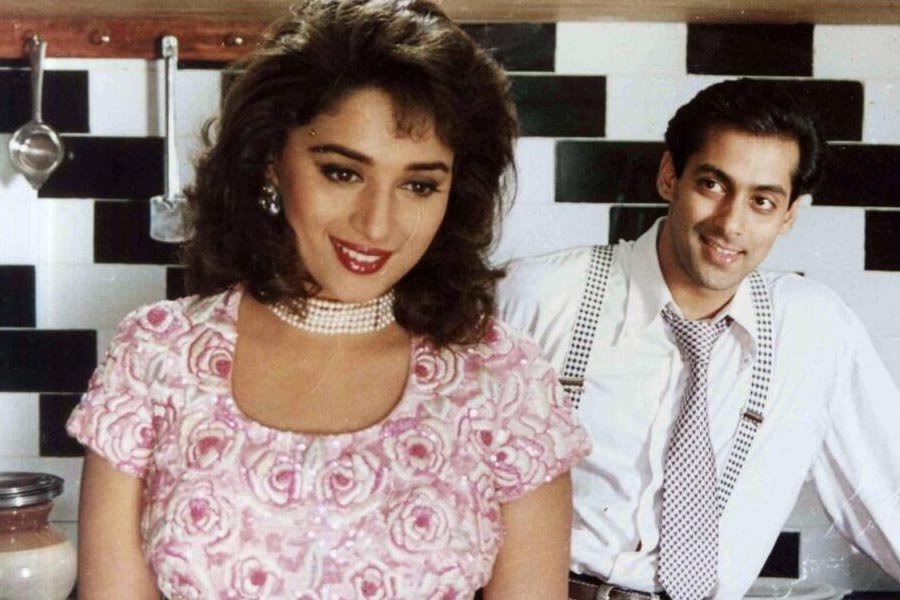 ‘হম আপকে হ্যায় কৌন’ ছবিটিও বক্স অফিসে হিট হয়। পর পর দু’টি হিট ছবিতে অভিনয়ের পর দিলীপ ভাবেন যে, হিন্দি ফিল্মজগতে তিনি নিজের জায়গা এ বার নিশ্চিন্তে তৈরি করে নিতে পারবেন। অভিনেতা হিসাবে সফলও হয়ে যাবেন খুব দ্রুত। কিন্তু তাঁর স্বপ্নভঙ্গ হয় অচিরেই।