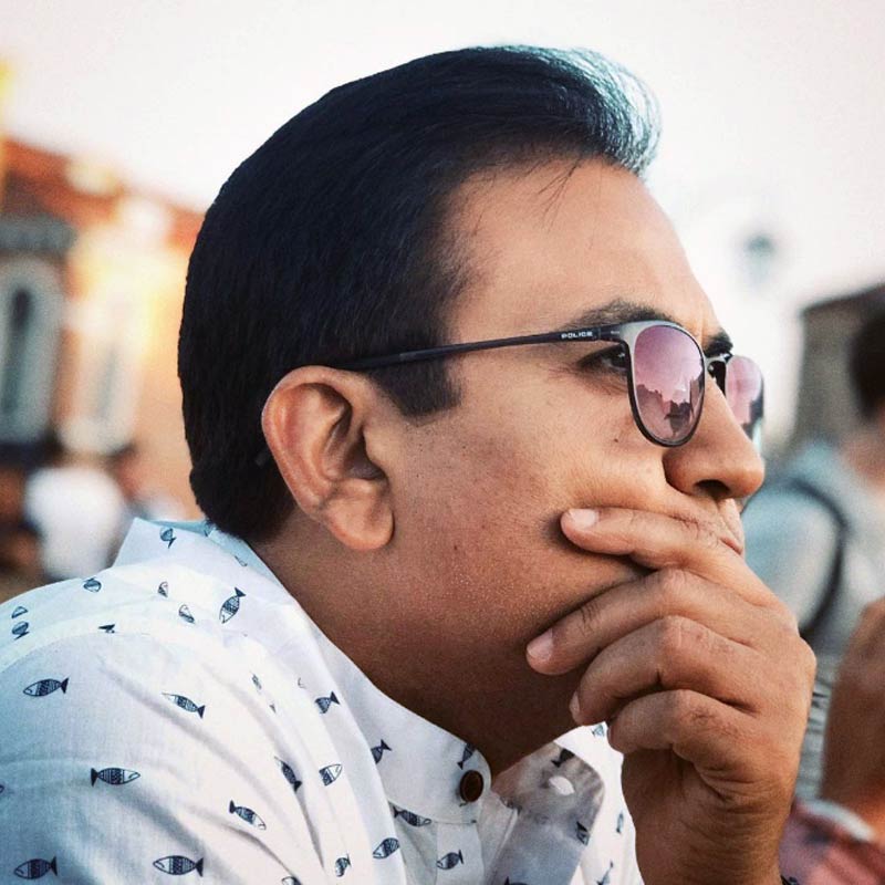 বড় পর্দায় কাজের আশা ছেড়ে ছোট পর্দায় অভিনয় শুরু করেন দিলীপ। ১৯৯৫ সালে প্রথম হিন্দি ধারাবাহিকে অভিনয় তাঁর। টেলিভিশনে পাঁচ বছর পর অভিনয় করার পর শাহরুখ খানের সঙ্গে কাজ করার প্রস্তাব পান তিনি।