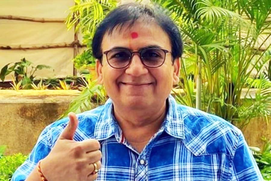 নাজির বলেছিলেন, ‘‘শাহরুখের সঙ্গে অভিনয় করছ প্রথম বার। একদম ভয় পাবে না।’’ নাজিরের কথা শুনে অবশ্য অবাক হন দিলীপ। তিনি পাল্টা জবাব দিয়ে বলেন, ‘‘অকারণে ভয় পেতে যাব কেন? শাহরুখও অভিনেতা, আমিও অভিনেতা।’’