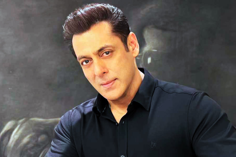 সলমন খানের সঙ্গে শুটিংয়ের অভিজ্ঞতাও ভাগ করে নেন দিলীপ। তিনি জানান, ‘ম্যায়নে প্যার কিয়া’ ছবিতে পার্শ্বচরিত্রে অভিনয় করেছিলেন দিলীপ। ছবিতে কম সময়ের জন্য দেখানো হয়েছিল তাঁকে। দিলীপের দাবি, অধিকাংশ সময় ফ্লোরের একপাশে বসেই থাকতেন তিনি।