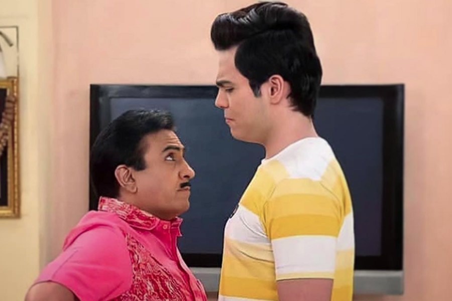 কিন্তু বড় পর্দায় নামী তারকাদের সঙ্গে পর্দা ভাগ করে নিলেও বলিজগতে নিজের কেরিয়ার গড়তে পারেননি দিলীপ। অভিনেতার দাবি, তাঁর দক্ষতা অনুযায়ী কাজের প্রস্তাব পাননি।  ২০০৮ সালে ‘তরক মেহতা কা উল্টা চশমা’ ধারাবাহিকে জেঠালাল চরিত্রে অভিনয় করে নিজের কেরিয়ারে নতুন মাইলফলক গড়ে তোলেন তিনি।