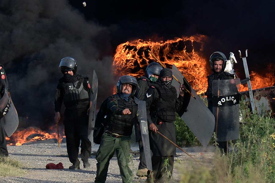 ইমরানের গ্রেফতারির পর গোটা পাকিস্তান জুড়ে অগ্নিগর্ভ পরিস্থিতি সৃষ্টি হয়। সেনার সদর দফতরে হামলা থেকে শুরু করে দেশের নানা প্রান্তে নেতার মুক্তির দাবিতে তাণ্ডব, ভাঙচুর চালান পিটিআই কর্মী, সমর্থকেরা।