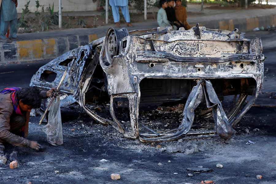 সেনার সম্পত্তি ধ্বংস করা থেকে শুরু করে বিভিন্ন গুরুত্বপূর্ণ ভবনে ভাঙচুর, আগুন ধরিয়ে দেওয়া— একাধিক হিংসার ছবি প্রকাশ্যে আসে পাকিস্তান থেকে। পেশোয়ারে রেডিয়ো পাকিস্তান ভবনেও ইমরান সমর্থকেরা আগুন লাগিয়ে দেন বলে অভিযোগ।