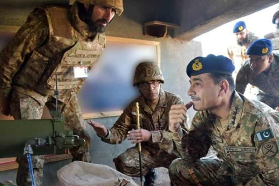 মুনিরের বিরুদ্ধে অভিযোগ, তিনি সেনার প্রাক্তন কর্মীদের স্ত্রী এবং সন্তানদেরও গোপনে হুমকি দিয়েছেন। অবসরপ্রাপ্ত সেনাকর্মী এবং সরকারি অফিসারদের পরিবারকে ভয় দেখানো হয়েছে বলে অভিযোগ।