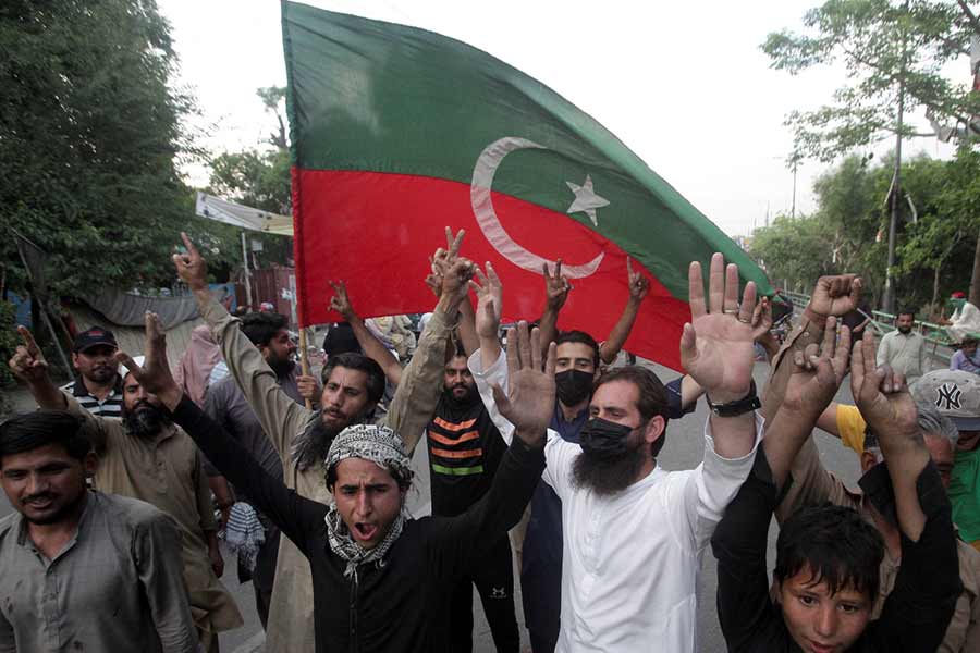 পাক সংবাদমাধ্যম সূত্রে খবর, সেনাবাহিনী থেকে অবসরপ্রাপ্ত অনেক প্রাক্তন কর্মী ইমরানের সমর্থক। শুধু তাঁরাই নন, তাঁদের পরিবারের সদস্যেরাও ইমরানের মুক্তির দাবি বিক্ষোভ কর্মসূচিতে অংশ নিয়েছিলেন।