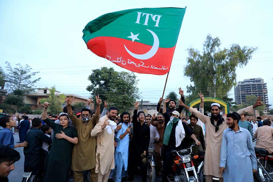 পাক সেনার বিরুদ্ধে যাঁরা কথা বলেছেন, সেই সমস্ত সমালোচককেই সেনাপ্রধান হুমকি দিয়েছেন বলে অভিযোগ। রেহাই পাননি সমালোচকদের স্ত্রী, পুত্রেরাও।