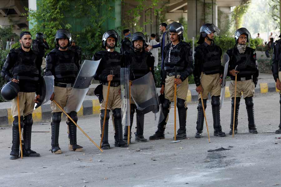 শিয়ালকোটে একটি রুদ্ধদ্বার বৈঠকে সেনাবাহিনীর সমালোচকদের পরিবারকে হুমকি দেওয়া হয়েছে। অভিযোগ, হুমকি দিয়েছেন সেনাপ্রধান মুনিরই।