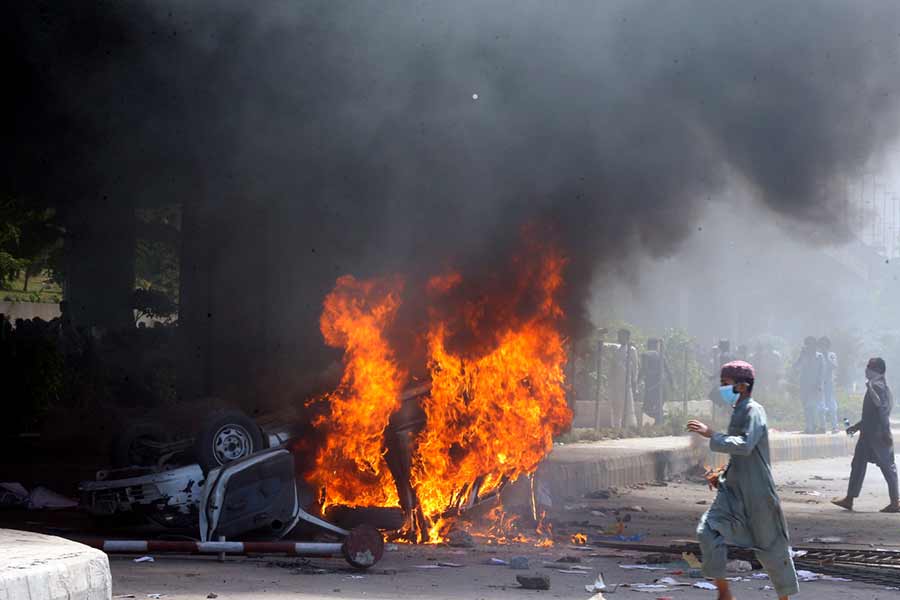ইমরানের গ্রেফতারির পর দেশ জুড়ে যে ভাবে হামলা, বিক্ষোভ দেখিয়েছেন তাঁর সমর্থকেরা, তাতে ৯ মে দিনটিকে পাক সেনা ‘কালাদিবস’ বলে ঘোষণা করেছে।