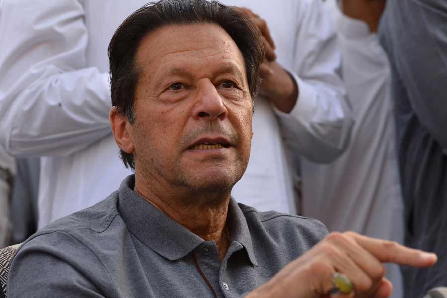 ১১ মে পর্যন্ত সেনার হাতে বন্দি ছিলেন ইমরান। পরে সুপ্রিম কোর্ট এই গ্রেফতারিকে ‘বেআইনি’ বলে মন্তব্য করে ইমরানকে জামিন দেয়। আপাতত জুনের দ্বিতীয় সপ্তাহ পর্যন্ত স্বস্তিতেই থাকবেন ইমারন।