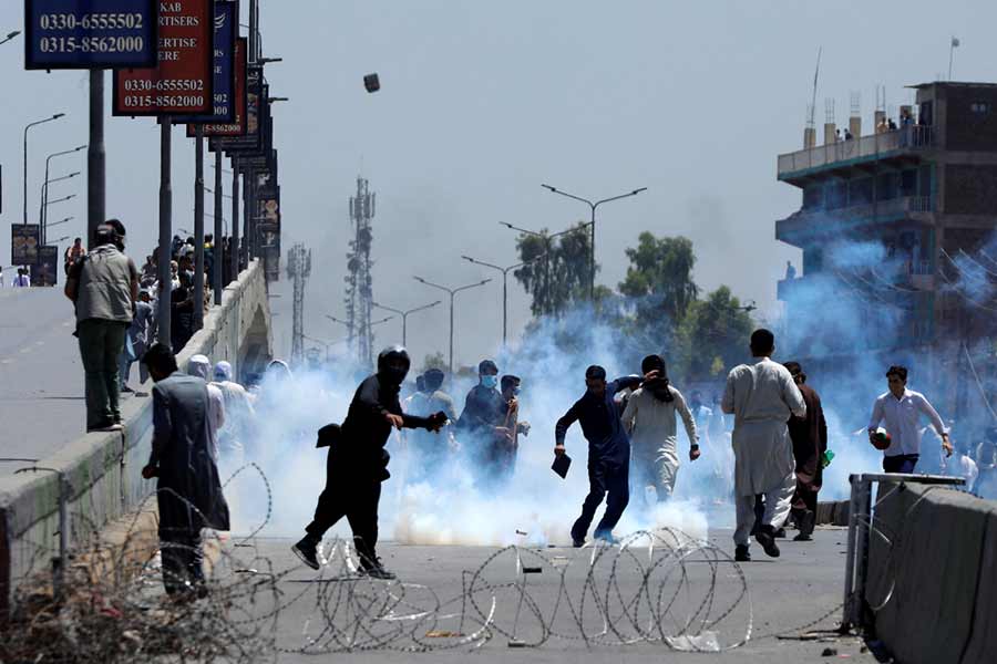যে দু’দিন ইমরান হেফাজতে ছিলেন, পিটিআই সমর্থকদের বিক্ষোভে পাকিস্তান উত্তাল হয়েছিল। পুলিশ, সেনা ও নিরাপত্তারক্ষীদের সঙ্গে পিটিআইয়ের সংঘর্ষে অনেকের প্রাণ গিয়েছে। কয়েকশো মানুষ আহত হয়েছেন।
