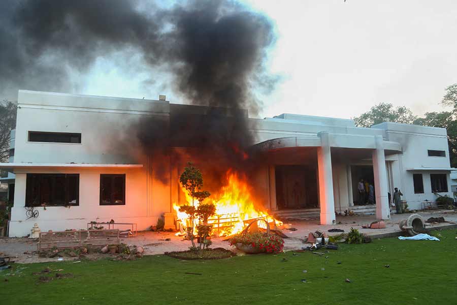 যাঁরা সেনার সম্পত্তির ক্ষতিসাধন করেছেন, তাঁদের বিরুদ্ধে পাকিস্তান সেনা আইনে ব্যবস্থা গ্রহণ করা হবে বলে জানিয়েছিলেন সেনাপ্রধান মুনির। তাঁর সেই ঘোষণার পরেই মুখ খুলেছেন আমেরিকান রাষ্ট্রদূত।