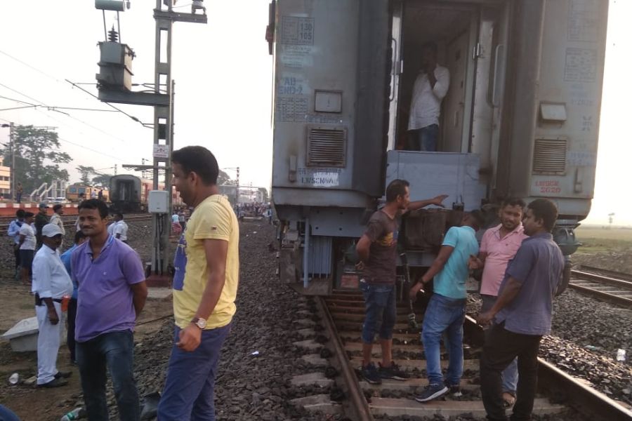 Howrah Puri superfast express faces accident 