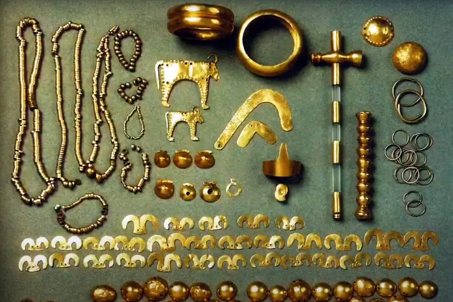 image of things found from varna necropolis 