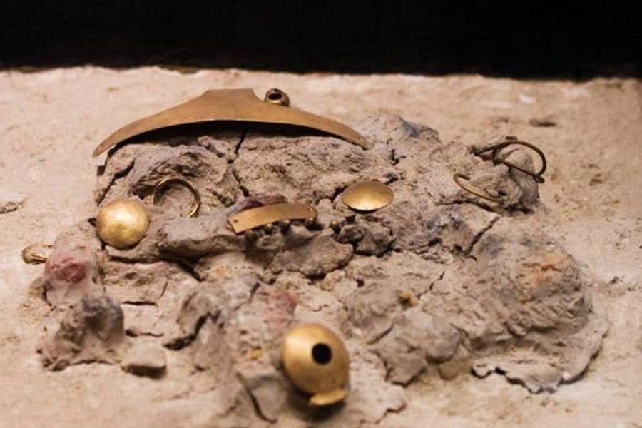 image of things found from varna necropolis 