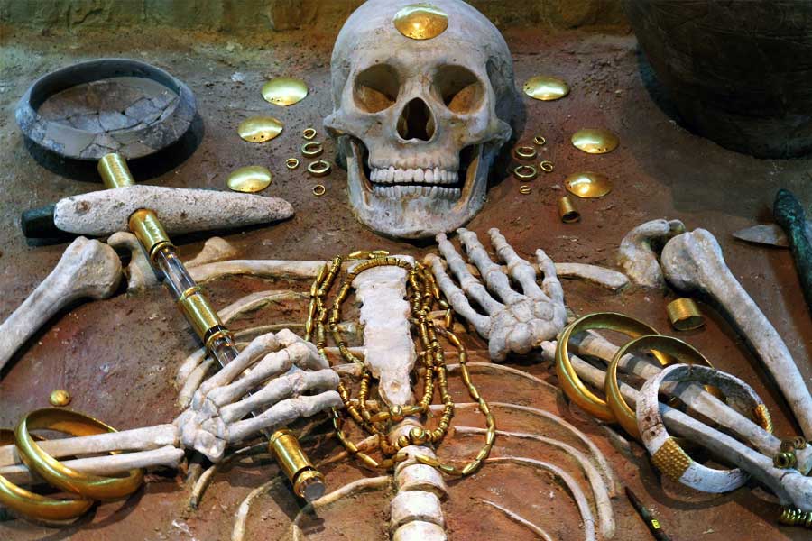 image of things found from varna necropolis 