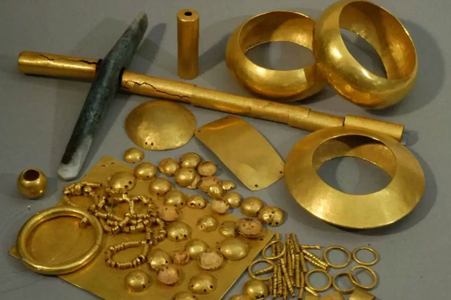 image of things found from varna necropolis 