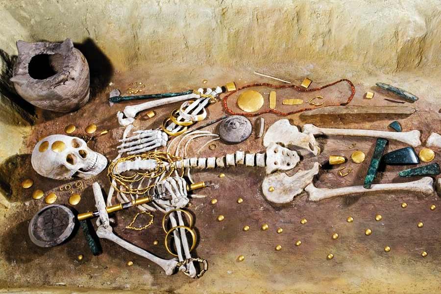 image of things found from varna necropolis 