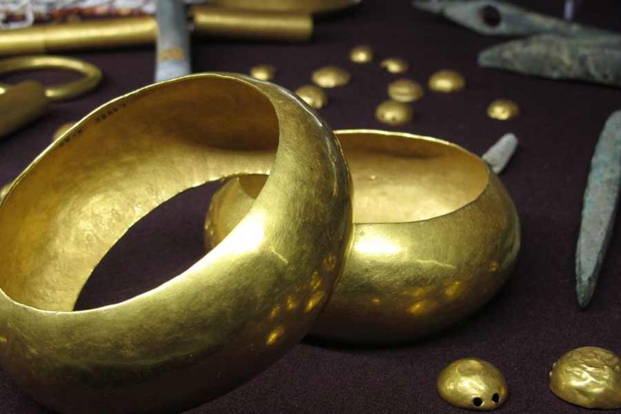 image of things found from varna necropolis 