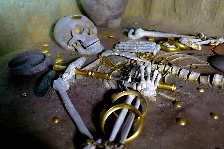 image of things found from varna necropolis 