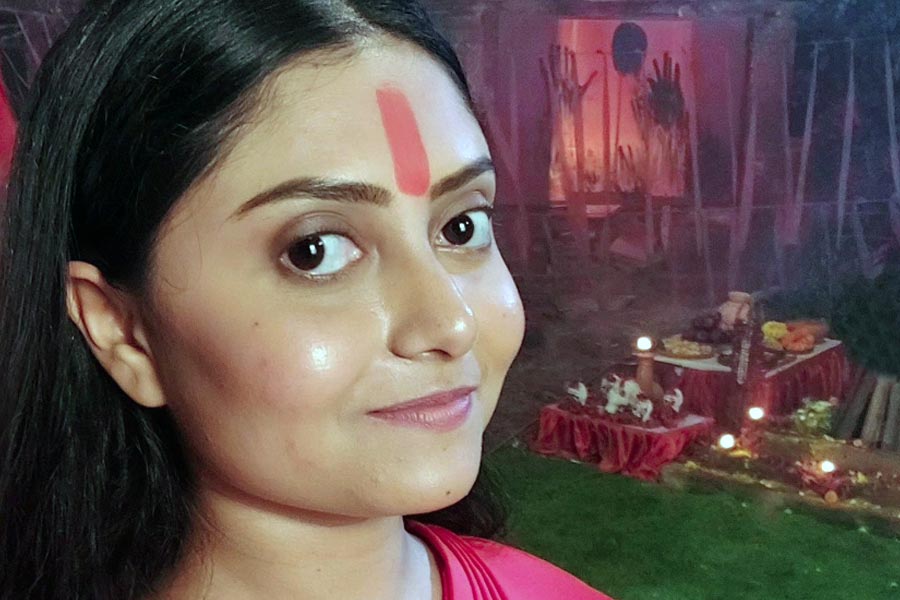 এক বুক স্বপ্ন নিয়ে কলকাতায় এসেছিলেন। চাকরি করতে করতে চলত নাটক-থিয়েটারের রিহার্সাল। তবে সম্প্রতি চাকরি ছেড়ে পুরোপুরি অভিনয়ে মনোনিবেশ করেছিলেন। মফস্‌সল থেকে শহর কলকাতায় নিত্যদিন যাতায়াত। একের পর এক অডিশন দিয়ে যাচ্ছিলেন। সবে একটি টিভি সিরিয়ালে কাজ শুরু করেছিলেন সুচন্দ্রা দাসগুপ্ত। কিন্তু মুহূর্তের মধ্যে সব শেষ। মাত্র ৩০ বছর বয়সে মৃত্যু হল এই টেলি অভিনেত্রীর।