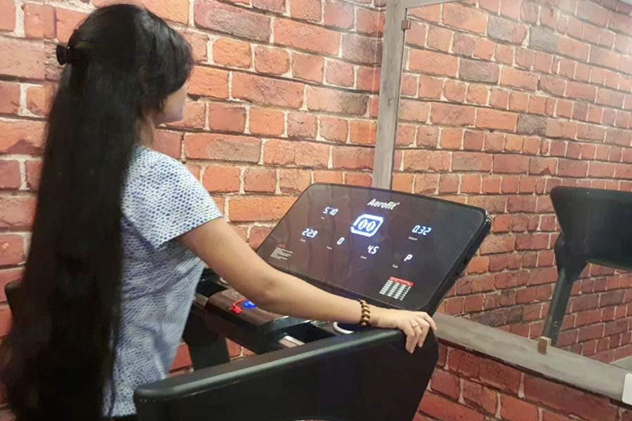 প্রত্যক্ষদর্শীরা জানাচ্ছেন, শনিবার রাতে বিটি রোড ধরে মাঝারি গতিতে এগোচ্ছিল বাইকটি। পিছনের আসনে বসেছিলেন সুচন্দ্রা। বরাহনগরে একটি ট্র্যাফিক সিগন্যালে বাইকটির সামনে আচমকা একটি সাইকেল এসে পড়ে। চটজলদি ব্রেক কষেন বাইকচালক। ঝাঁকুনির চোটে নিয়ন্ত্রণ হারায় মোটরবাইকটি। বাইক থেকে উল্টে পড়ে যান অভিনেত্রী।