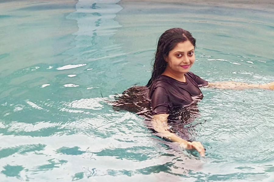 প্রত্যক্ষদর্শীরা জানাচ্ছেন, সুচন্দ্রার মাথায় হেলমেট ছিল। কিন্তু তিনি রাস্তায় পড়ে তখনও উঠতে পারেননি। ওই সময়ের মধ্যে বাইকটির পিছন দিক থেকে দ্রুত গতিতে ছুটে আসছিল একটি দশ চাকার লরি। তাতে পিষে যান অভিনেত্রী। দুমড়ে-মুচড়ে যায় হেলমেট। ক্ষতবিক্ষত হয়ে যায় অভিনেত্রীর মাথা। ঘটনাস্থলেই মৃত্যু হয় তাঁর।