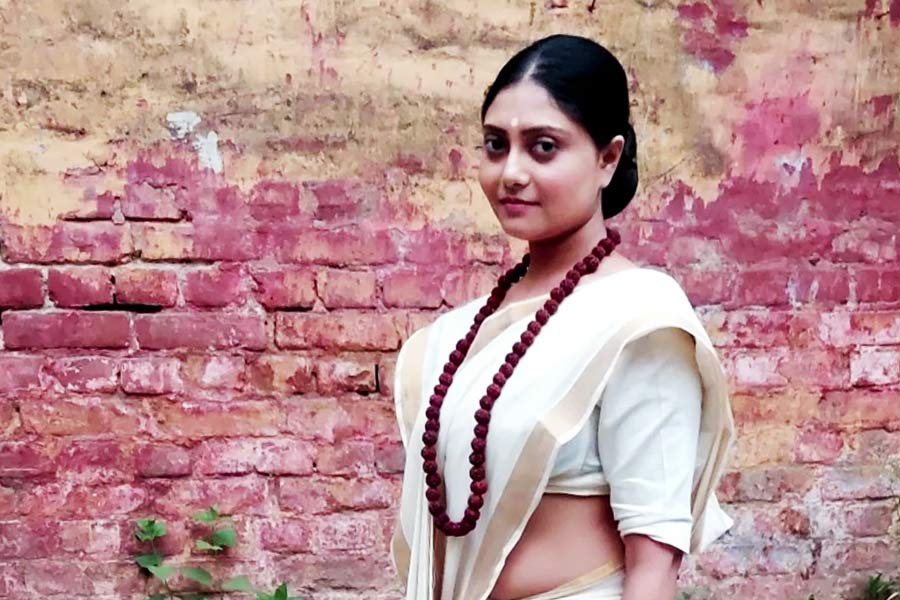 ওয়েস্ট বেঙ্গল স্টেট ইউনিভার্সিটি থেকে স্নাতক হন সুচন্দ্রা। তার পর অল্প কিছু দিন একটি বেসরকারি সংস্থায় চাকরি করেন তিনি। তার সঙ্গে সঙ্গেই চলছিল নাটক-থিয়েটার। বছর দুয়েক আগে বিয়ে হয় অভিনেত্রীর। বিয়ের পর স্বামীর সঙ্গে কলকাতার বাইরে গিয়েছিলেন কিছু দিনের জন্য। তার পর কলকাতায় ফিরে চাকরি ছেড়ে শুধু অভিনয় করতেন। বাবার মতো স্বামীও তাঁর কাজে উৎসাহ দিতেন।