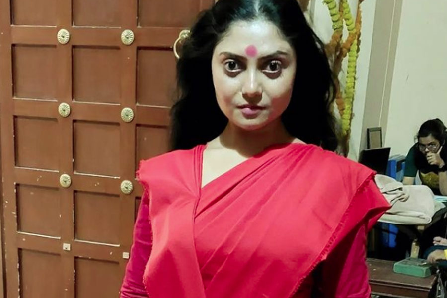 কয়েক দিনের মধ্যে শুটিং ফ্লোরে সকলের বেশ চেনা হয়ে গিয়েছিলেন সুচন্দ্রা। ছোট রোল ছিল। তবে তাঁর উপস্থিতি নজর এড়ায়নি ‘গৌরী এলো’ সিরিয়ালের মুখ্যচরিত্রদের। তাঁর অকালমৃত্যুর খবর শুনে চমকে উঠলেন সিরিয়ালের নায়ক এবং নায়িকা। দু’জনে জানালেন তাঁরা শোকস্তব্ধ।