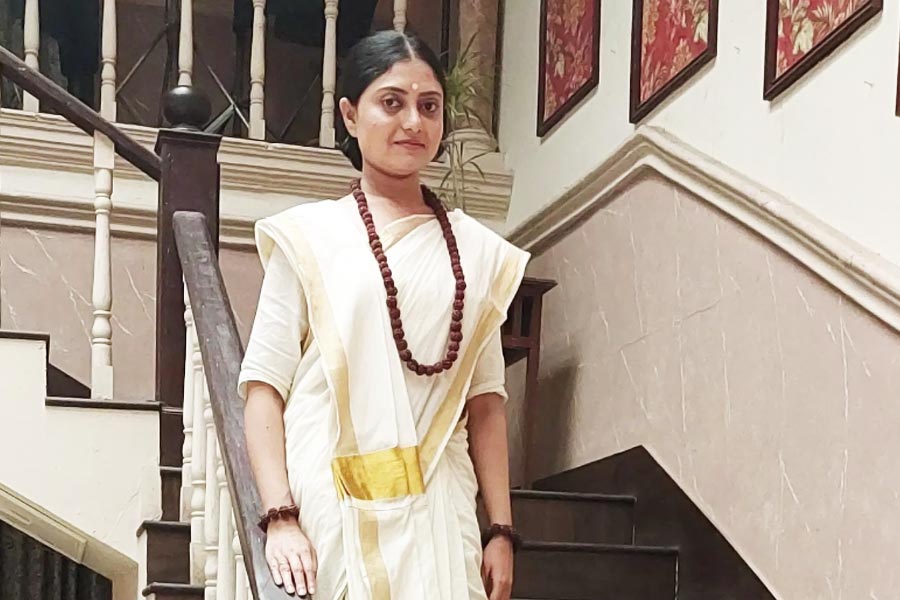 ‘গৌরী এলো’ সিরিয়ালের নায়ক বিশ্বরূপ বন্দ্যোপাধ্যায় এখন পরিবারকে নিয়ে কলকাতার বাইরে রয়েছেন। আনন্দবাজার অনলাইন তাঁর সঙ্গে যোগাযোগ করা হয়। সুচন্দ্রার মৃত্যুর খবর পেয়ে দুঃখপ্রকাশ করেন তিনি। বলেন, ‘‘খুব কম দিনের আলাপ। তবে বেশ সম্ভাবনাময় মনে হয়েছিল। এ ভাবে চলে যাওয়া জাস্ট মেনে নেওয়া যায় না।’’