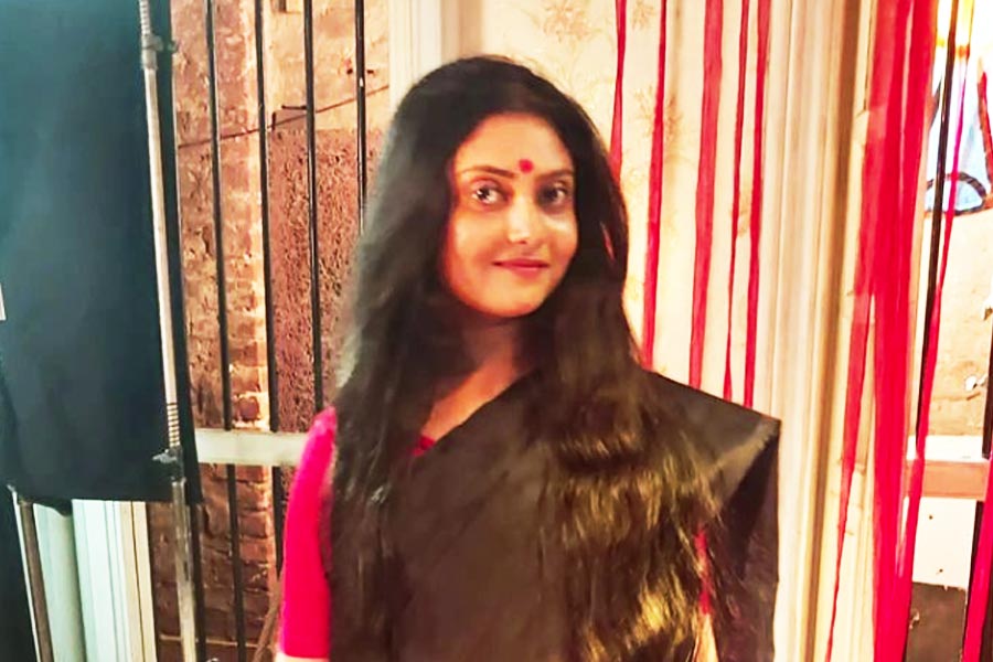 একই কথা বলছেন সিরিয়ালটির নায়িকা মোহনা মাইতিও। আনন্দবাজার অনলাইনকে তিনি বলেন, ‘‘ছবিটা দেখেই চিনতে পারলাম। ভীষণ খারাপ লাগছে। কী বলব কিছু বুঝতে পারছি না।’’ 