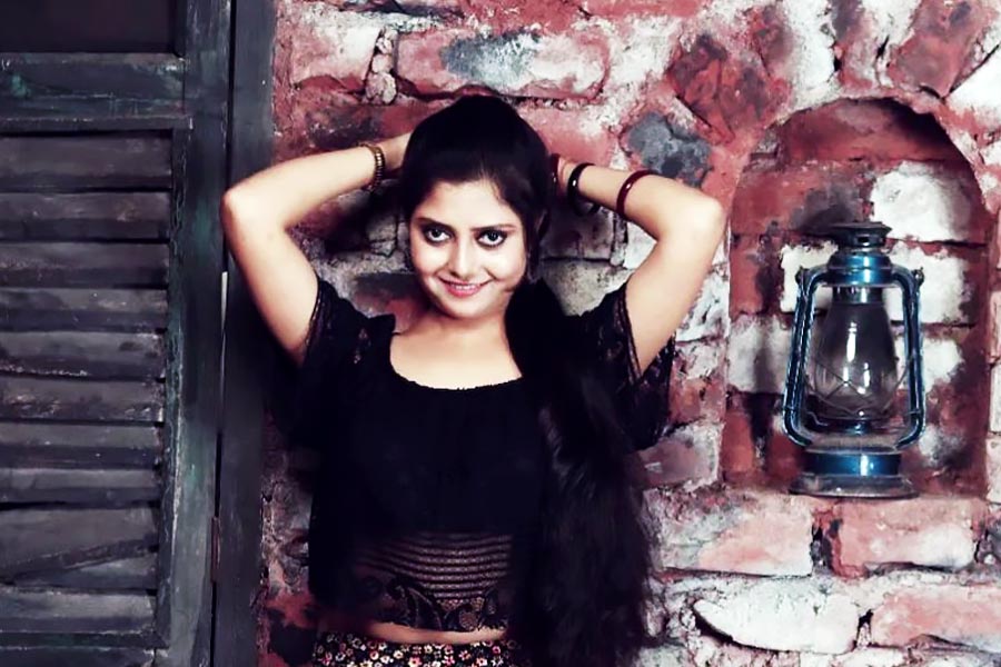 টেলি অভিনেত্রীর এ ভাবে চলে যাওয়া মোহনার মতো অনেকেই মেনে নিতে পারছেন না। পরিচিতরা শোকস্তব্ধ। শোকপ্রকাশ করেছে টলিপাড়া।