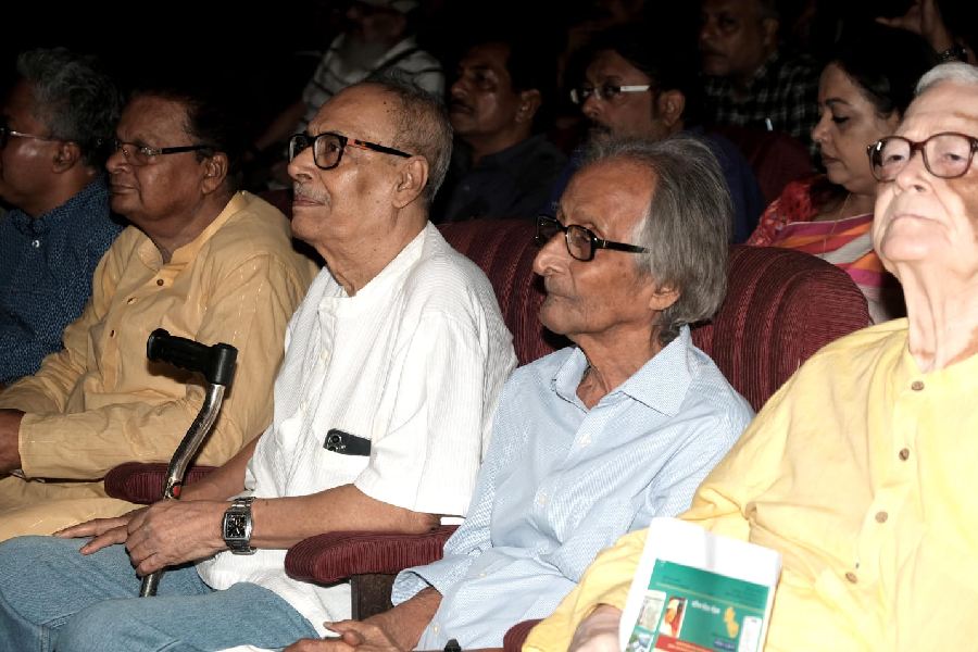 Colleagues and family members paid tribute to the eminent writer Samaresh Majumdar on Sunday dgtl