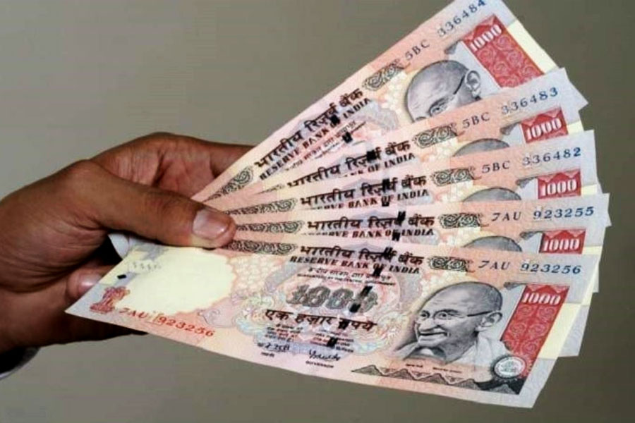 photo of one thousands note.